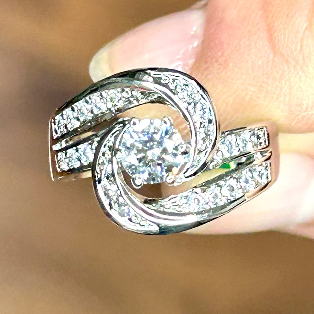 NWT Sparkling HUGE Swirl Ring